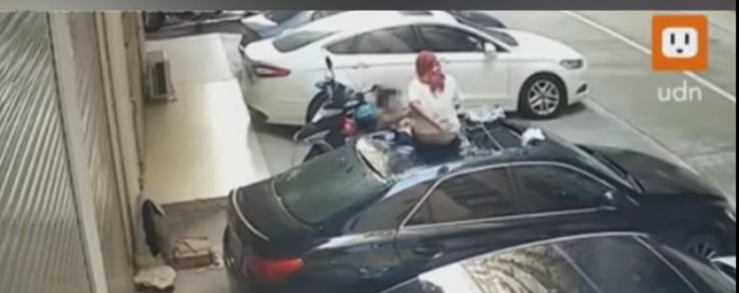 (Video) Mujer se salva de milagro al caer de un balcón mientras tenía ...