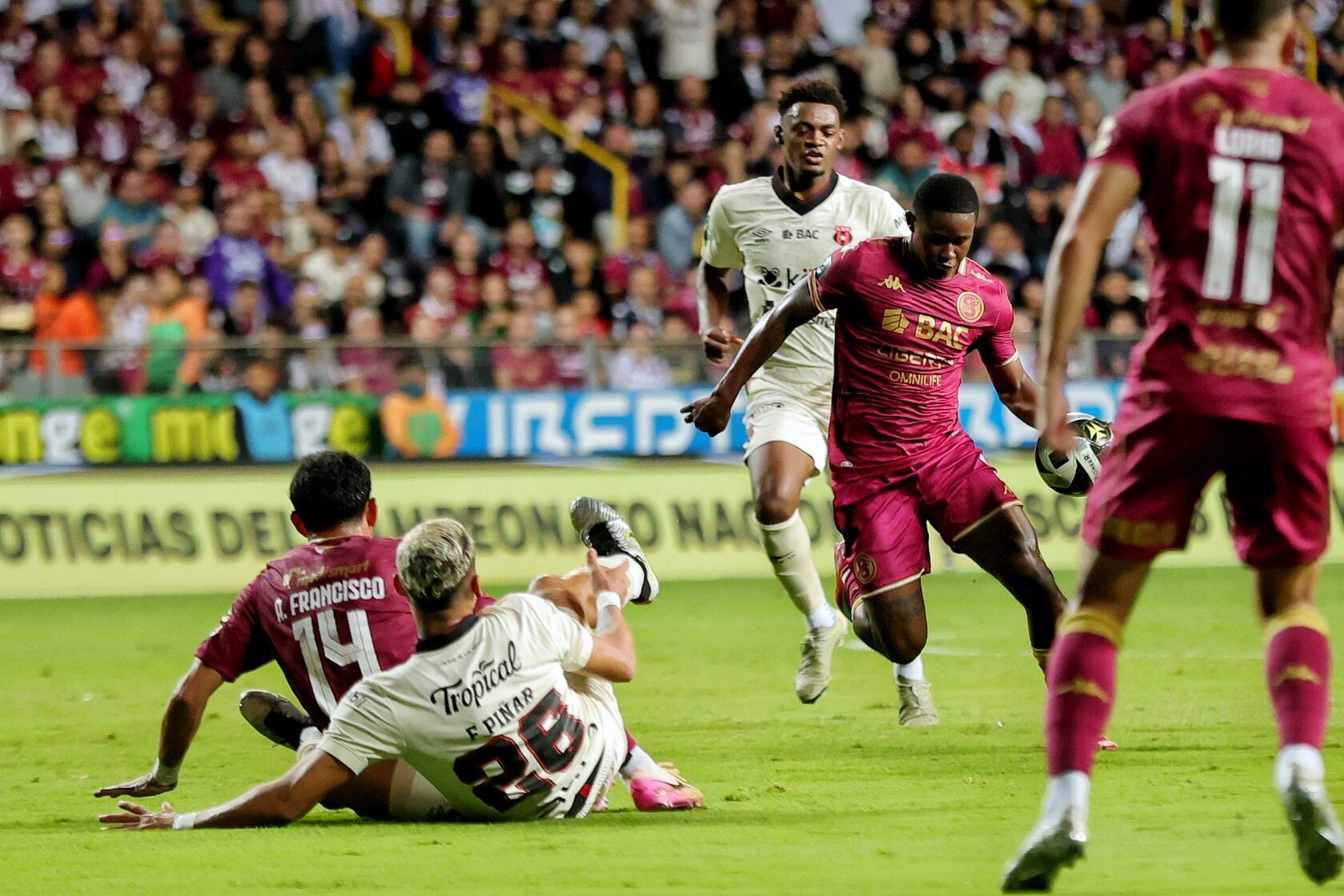30/08/2025/ juego entre Deportivo Saprissa vs Liga Deportiva Alajuelense por el clásico nacional en la jornada 6 del torneo clausura 2025 en el estadio Ricardo Saprissa / foto John