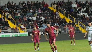 En una noche que fue una fiesta para Saprissa, uno de sus jugadores la pasó muy mal con la afición