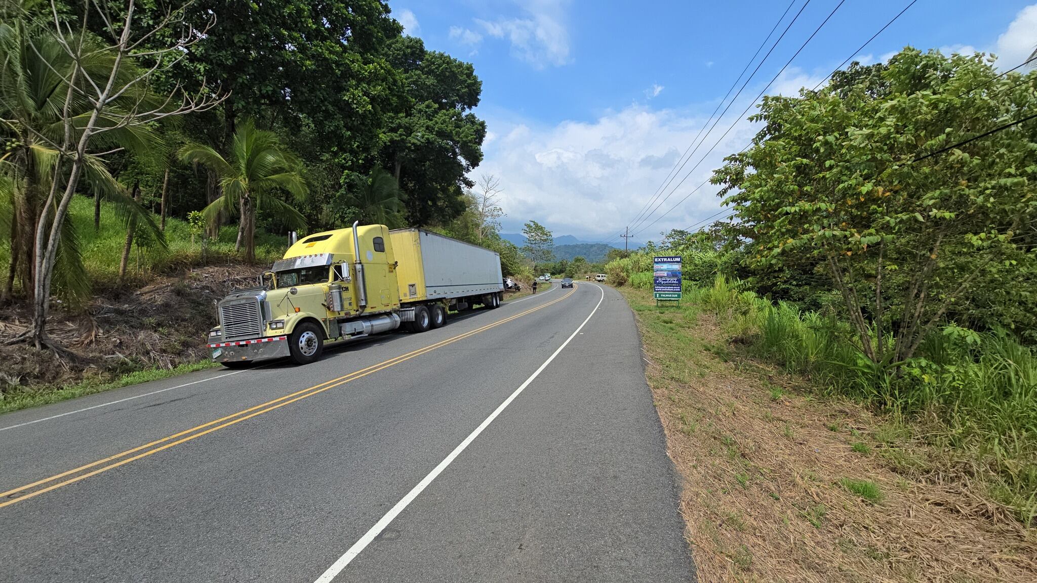 Un muchacho de apellido Leiva, de 23 años, perdió la vida, cuando viajaba en moto y sufrió un aparatoso choque contra un tráiler en Osa, zona sur del país. Foto: Osa Informativo