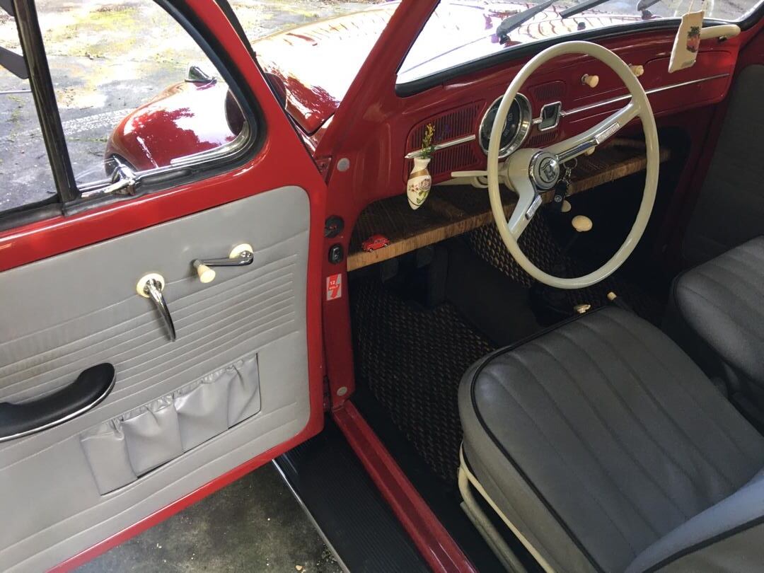 Óscar Villalobos Vindas compró en el 2010 un Volkswagen Escarabajo de 1964 que se llama Cerezo y que había salido en la película Ojos bien cerrados del director costarricense, Hernán Jiménez.