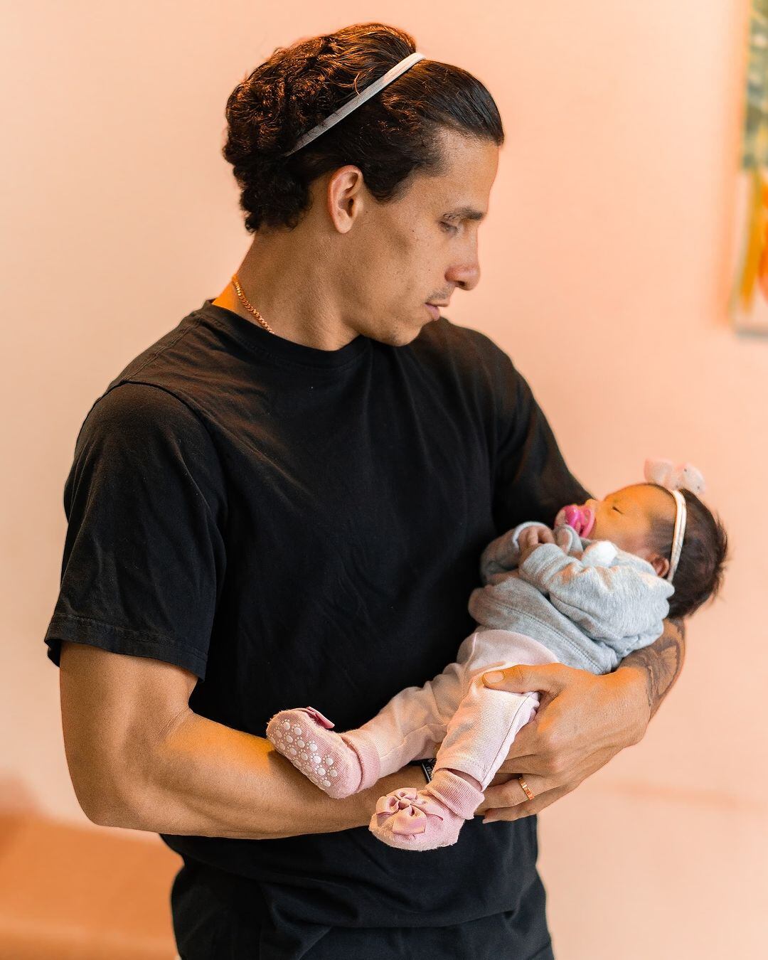 El delantero del Saprissa Luis Paradela presentó a su bebé Brianna Lucía.