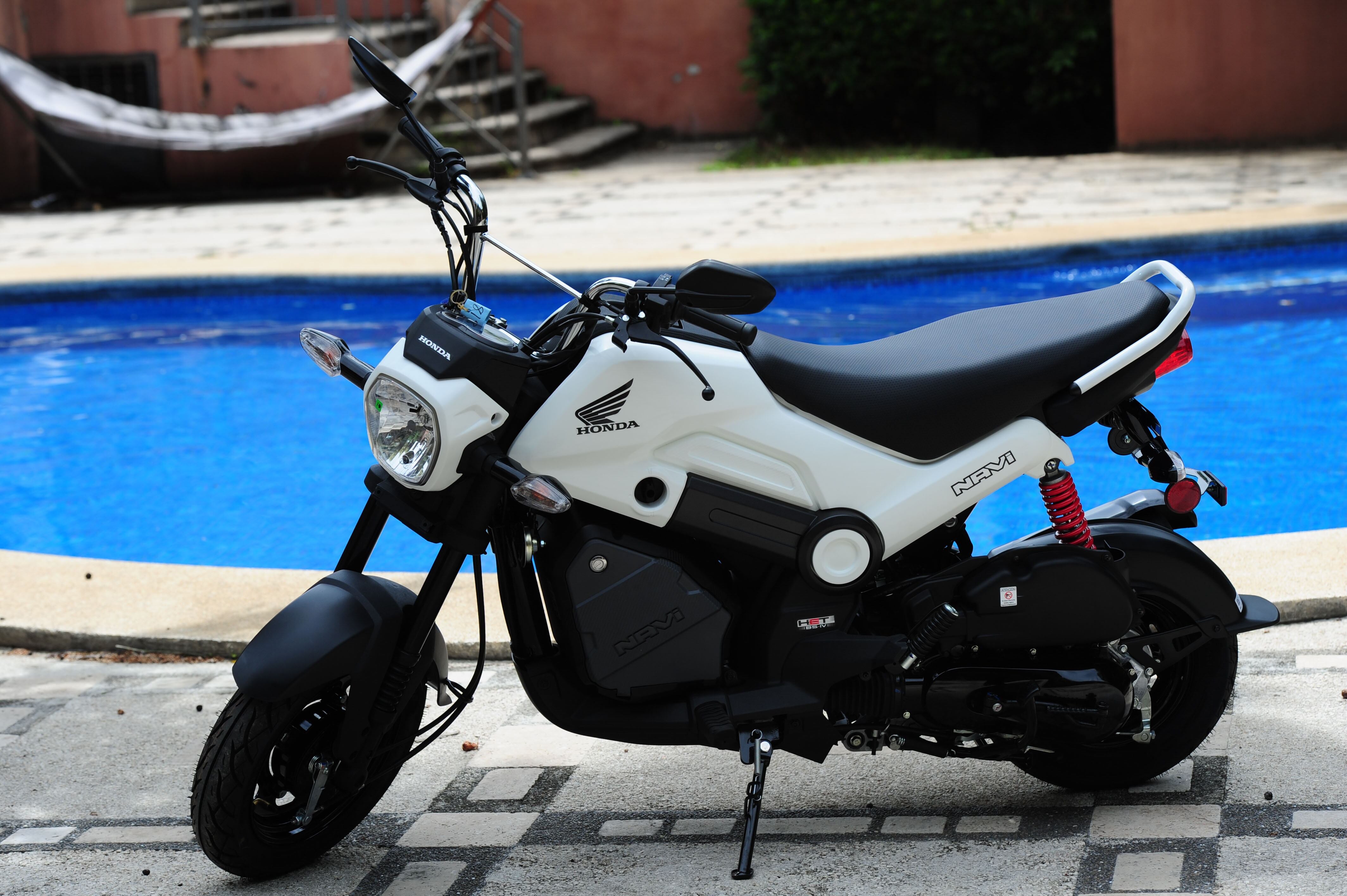 Desde que aterrizó en Costa Rica en el 2018, la moto NAVI de Honda se convirtió en la reina del motociclismo alternativo. No por nada se vende como pan caliente en todo el país y hasta en Estados Unidos, donde es la minimoto más vendida del mercado.