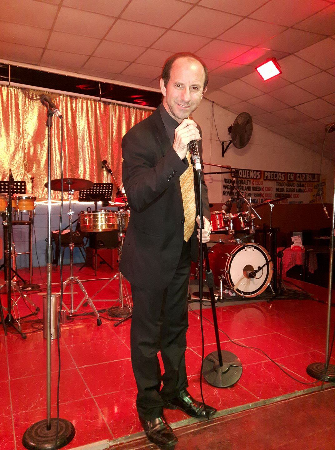 Alberto Murillo tiene 56 años, vive en Desamparados y la música lo “flechó” desde que era muy niño