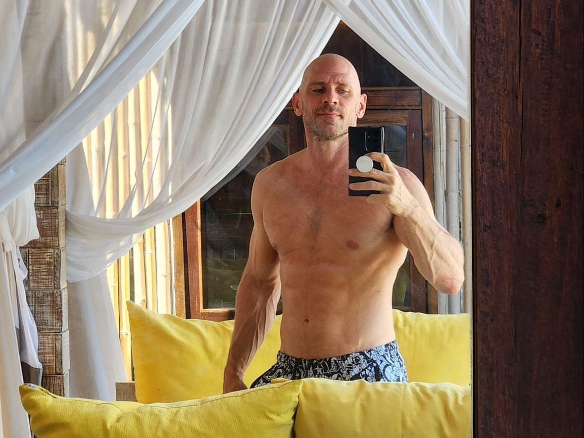 Johnny Sins es actor de cine para adultos y trabajó con Nina Costa