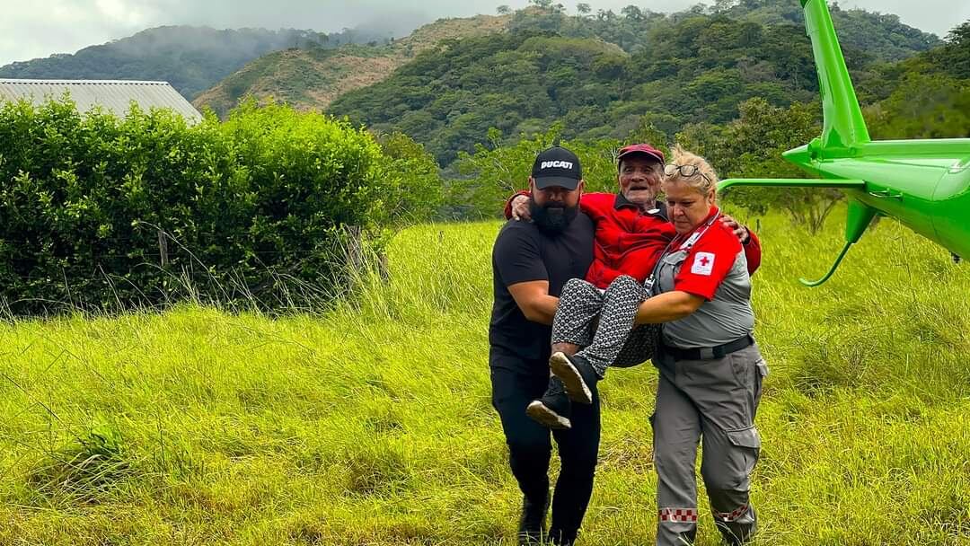 Don José Flores Flores, la persona más longeva del planeta con 117 años cumplidos, quien es vecino de Guanacaste, tuvo que ser trasladado en helicóptero por las fuertes lluvias que cayeron en la zona y él lo disfruto mucho