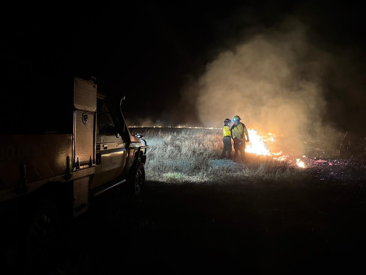 Bomberos forestales del SINAC combaten incendio cerca de la Reserva Lomas Barbudal.