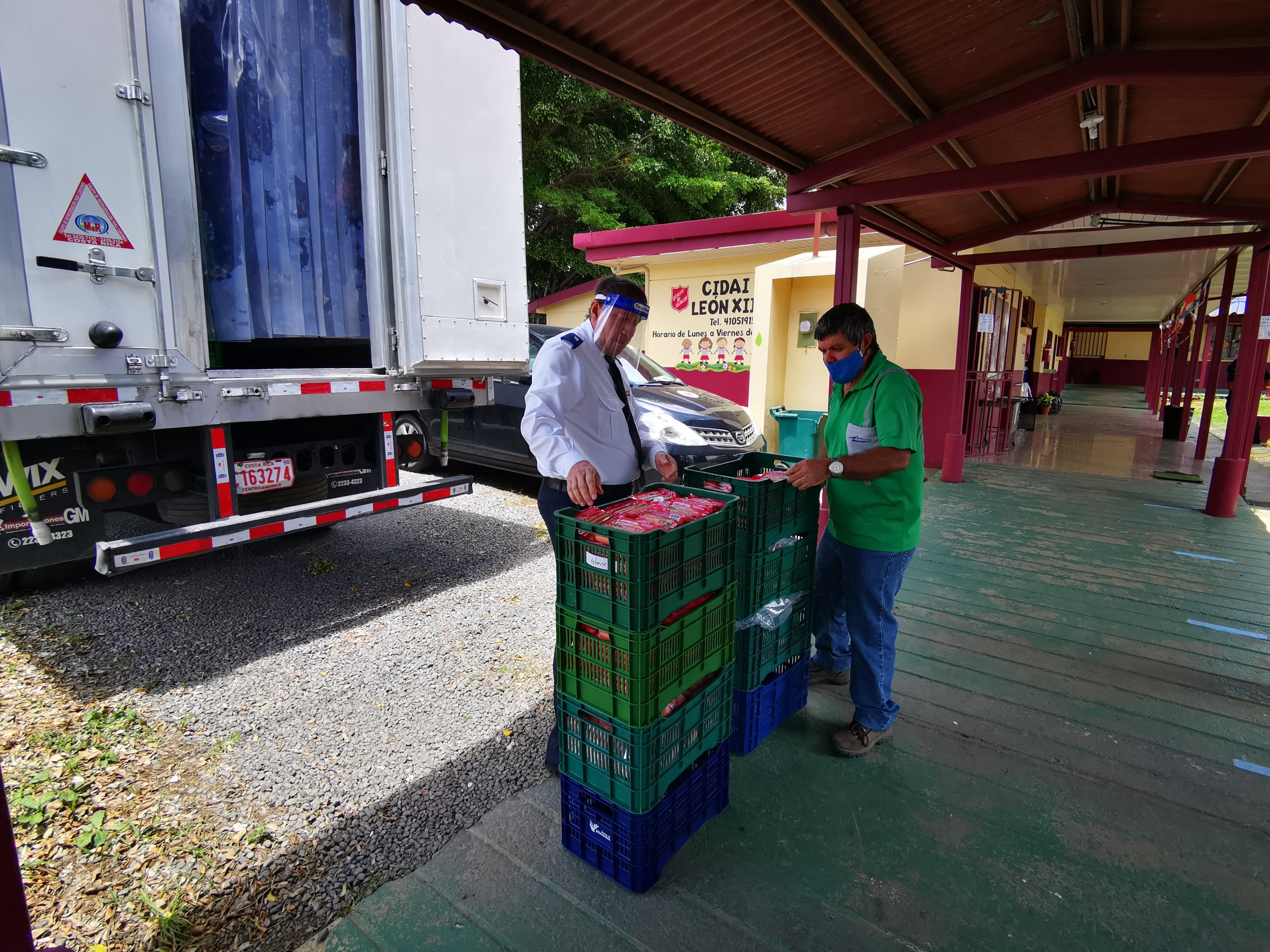 500 personas que viven en cuarterías de Chepe reciben tremenda ayuda de parte de Megasuper, muni de San José y Ejército de Salvación