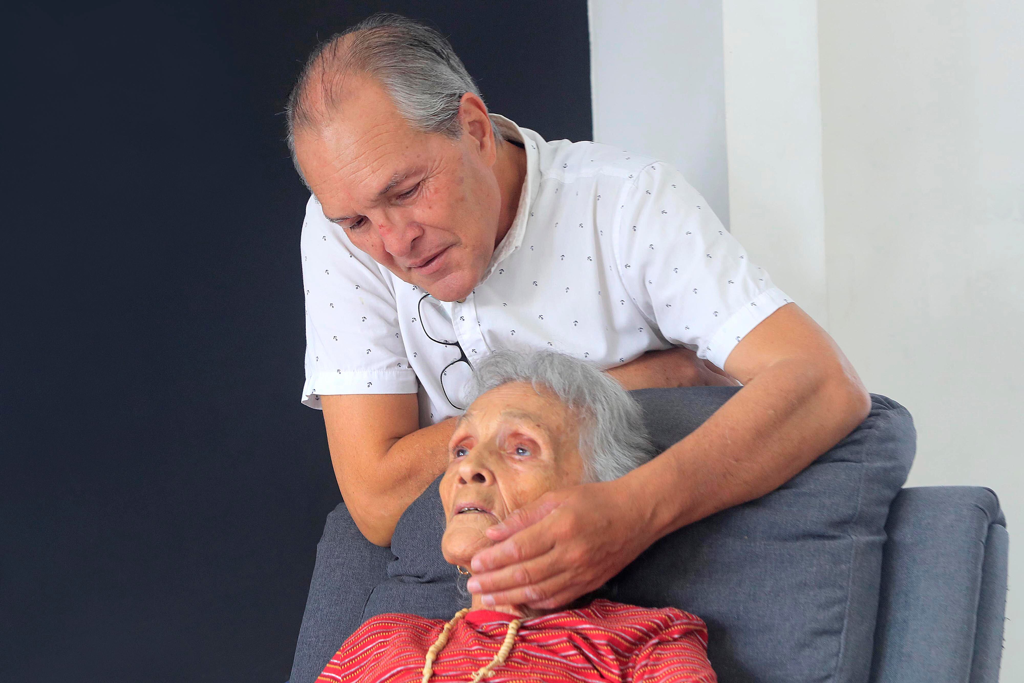 12/01/2024     Puriscal. El locutor, actor y abogado Gustavo Rojas Antillón, mostró su faceta de buen hijo. El junto a sus hermanas Lorena y Kattia (de blusa negra) compartieron el momento familiar atendiendo a su madre, doña María Isabel Antillón Montealegre. Foto: Rafael Pacheco Granados