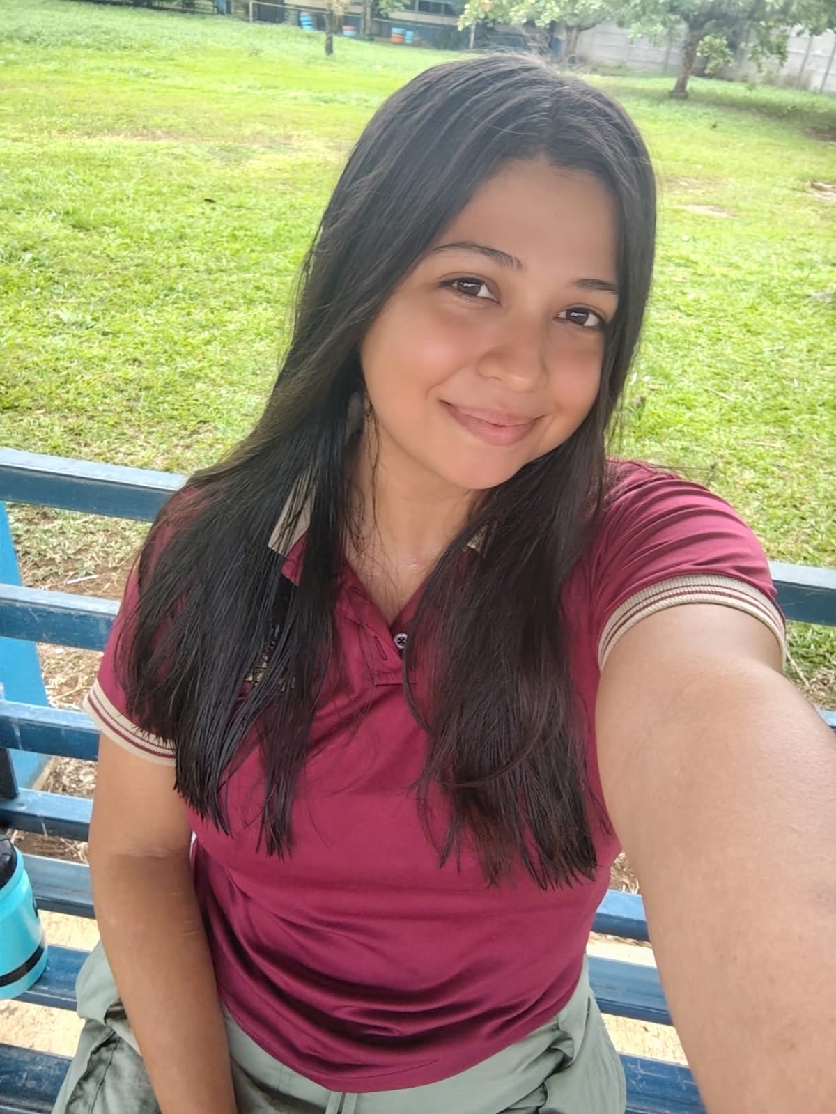 Vanessa Chacón camina por comunidades de San Carlos vendiendo prestiños y churros para ahorrar y entrar a la universidad. Su meta es convertirse en una maestra que les regale sonrisas y confianza a los niños.