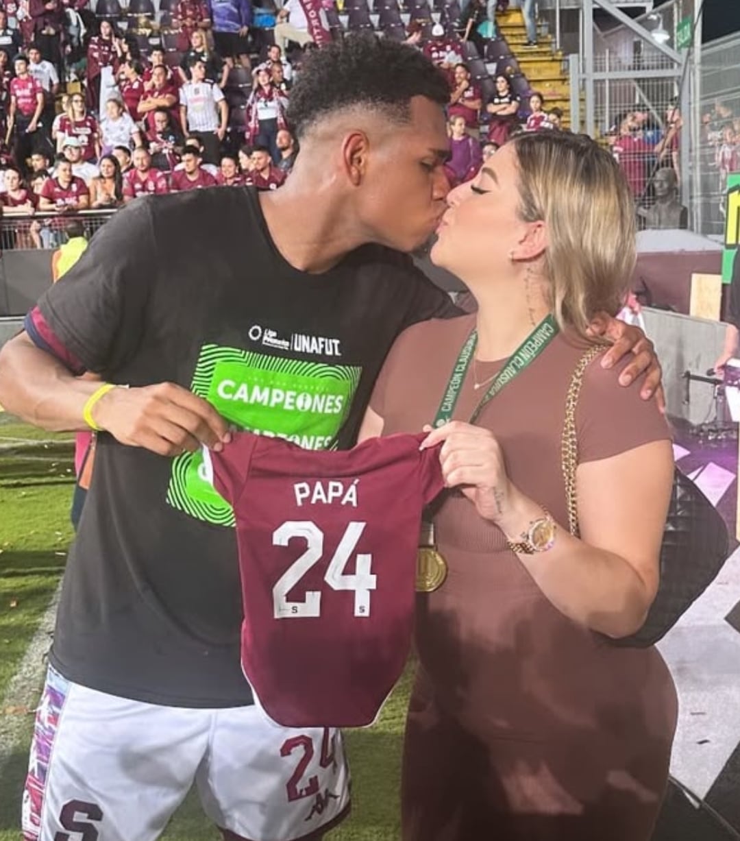 En la 40 celebraron con una camisa de la bebé en medio embarazo.