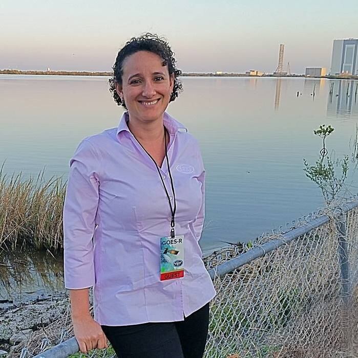 Semillas de dos super héroes costarricenses, super chile dulce y super tomate, “volarán” al espacio el próximo mes de julio para demostrar sus superpoderes en la Estación Espacial Internacional (EEI). El chile duce es el Dulcitico y el tomate se llama Acorazado. En la foto, la doctora Leonora De Lemos asistió al lanzamiento de la misión GOES-16 en el Kennedy Space Center, durante noviembre del 2016.