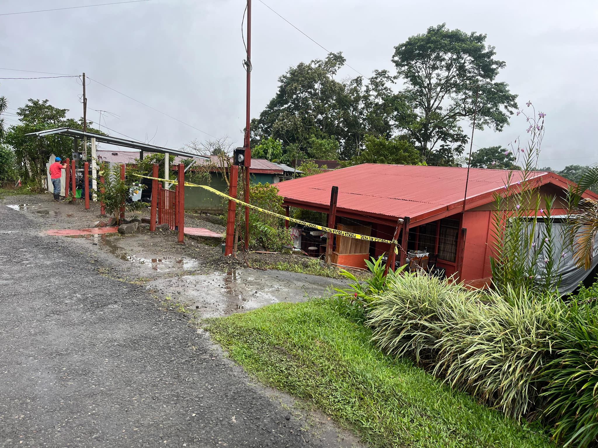 Esta situación ocurrió en calle Bambú en Santa Rosa de Turrialba, donde cuatro familias tuvieron que dejar sus casas al ser amenazados por la caída de tierra. Foto: Municipalidad de Turrialba