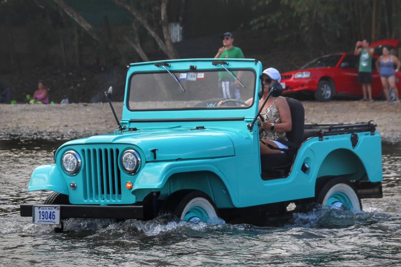 Doña Viviana es una mujer todoterreno conduciendo su Jeep. Cortesía.