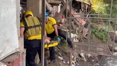 Bomberos le salvan la vida a niña de 11 años tras caer al río Virilla en La Carpio
