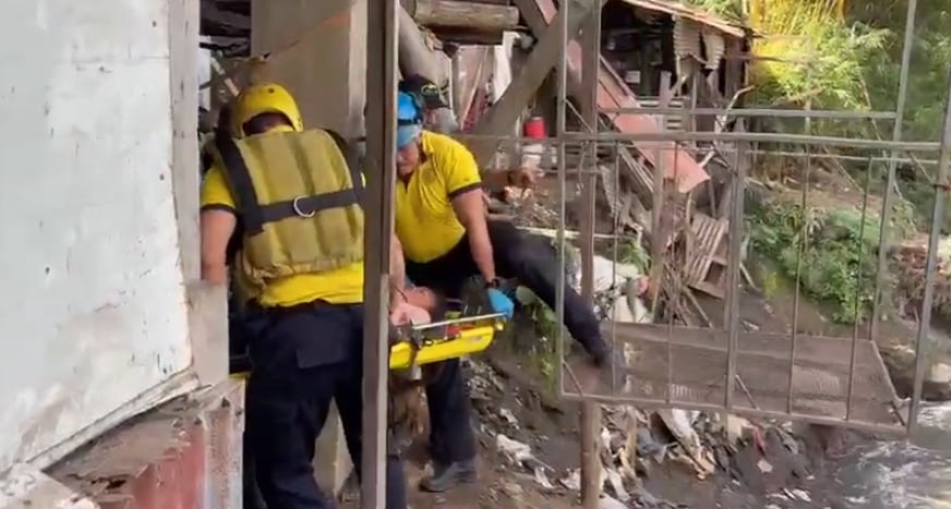 Una niña de 11 años fue rescatada con vida al caer al río Virilla, en la Carpio, luego que presentara un supuesto problema de salud. Foto: Bomberos