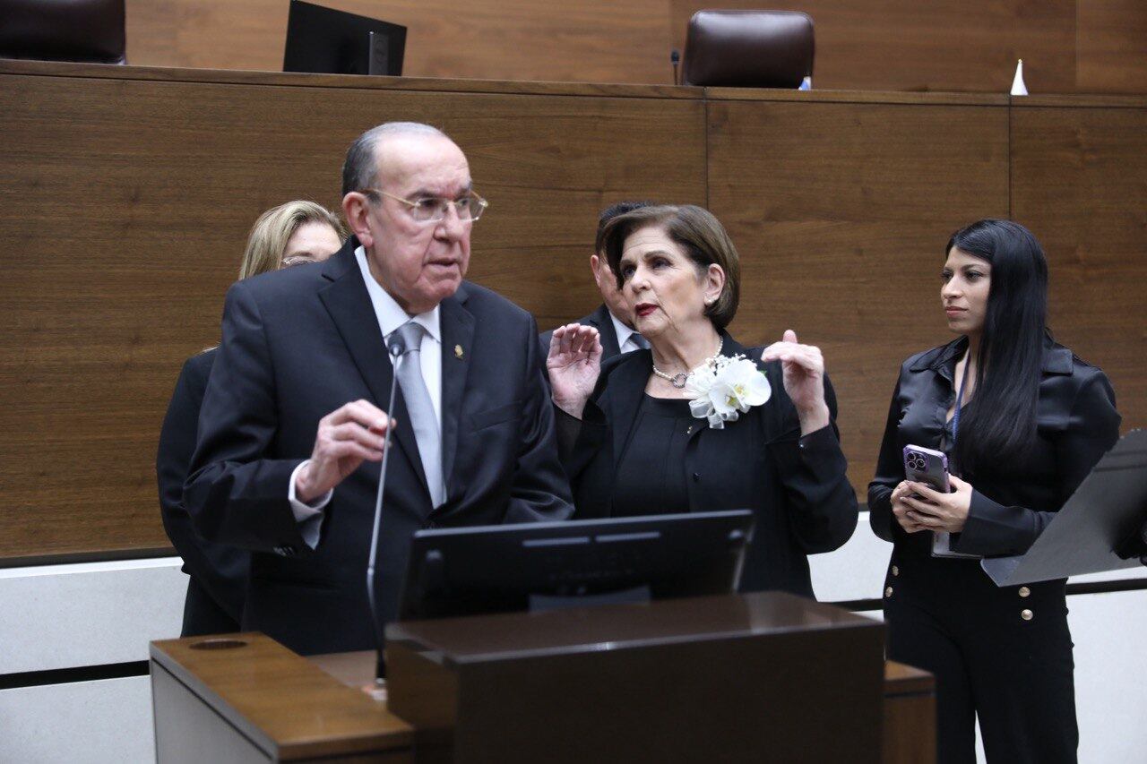Conmemoración del Día de la Democracia y celebración del 75 aniversario de la Constitución Política.