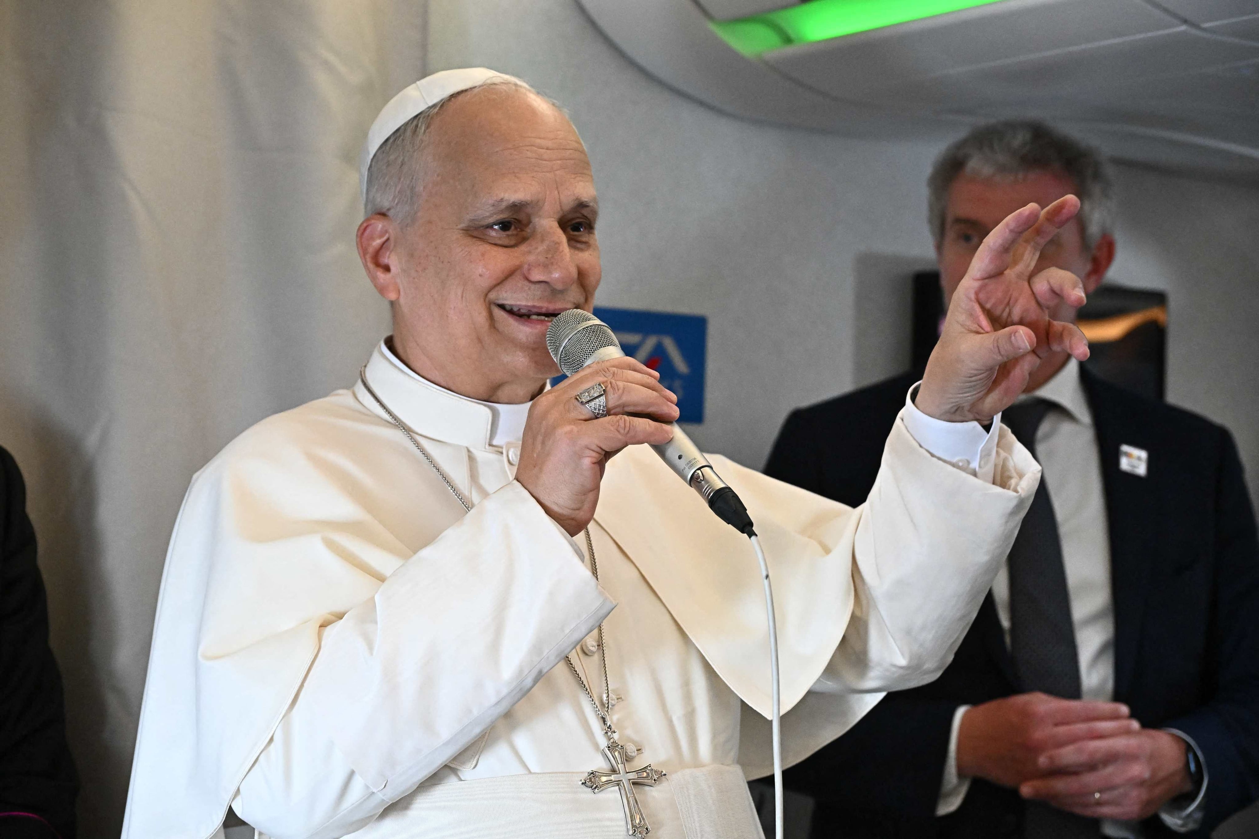 El Papa León XIV se dirige a los periodistas durante el vuelo con destino a Angola, como parte de un viaje apostólico de 11 días a África, el 18 de abril de 2026.