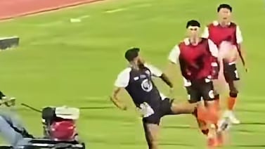 ¡Insólito! Futbolista es atropellado por vehículo en pleno terreno de juego y por poco acaba en una desgracia