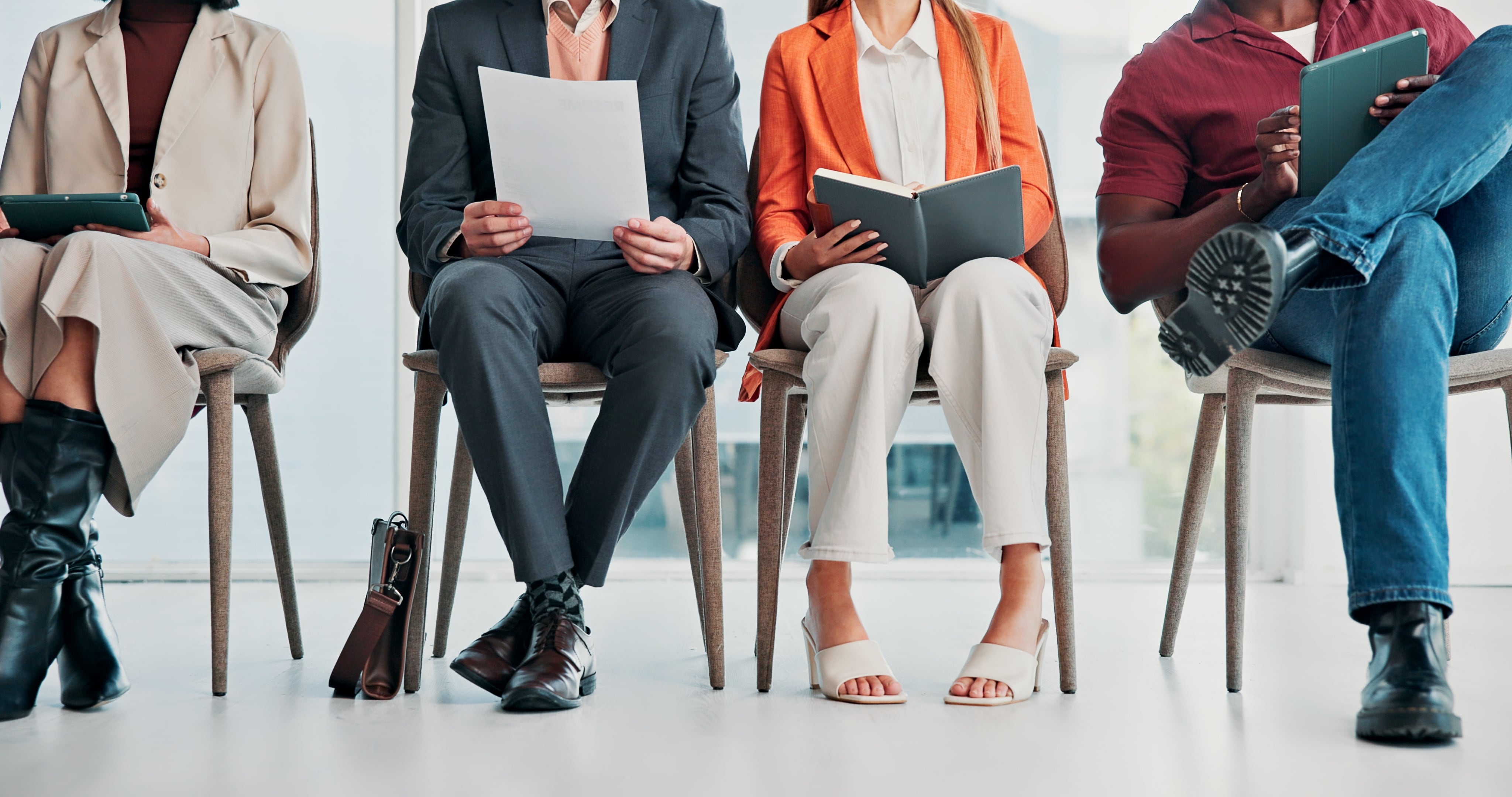 Personas a la espera de entrevista de trabajo. Empleo, mujeres en el mercado laboral