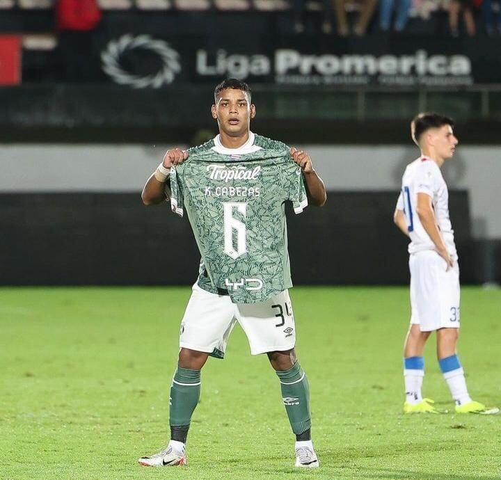 Kevin Cabezas recibió grandes muestras de apoyo de jugadores de Alajuelense