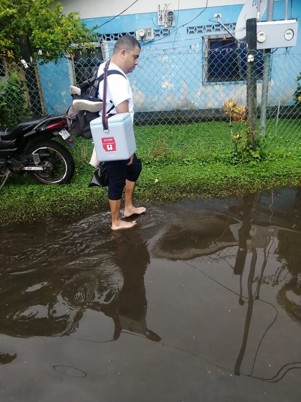 Cada día es una lotería para un grupo de seis trabajadores del área de salud de Siquirres quienes no ponen peros y a buena mañana realizan giras para llegar hasta comunidades de difícil acceso en Pacuare y Parismina e y vacunar contra el covid-19