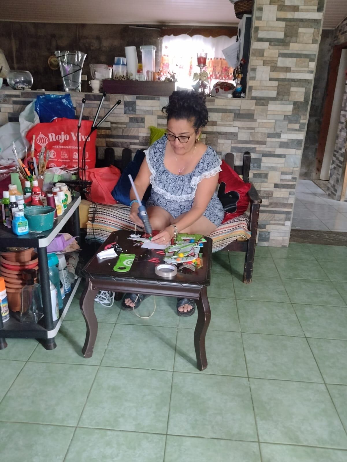 Yorleny Espinoza Ríos sufrió 6 derrames cerebrales entre los 36 y los 43 años. Ahora tiene 54 de edad y desde el 2013 no ha vuelto a sufrir otro quebranto tan grande de salud. Actualmente es cantante, tiene un negocito, guía turística internacional y hace caminatas.