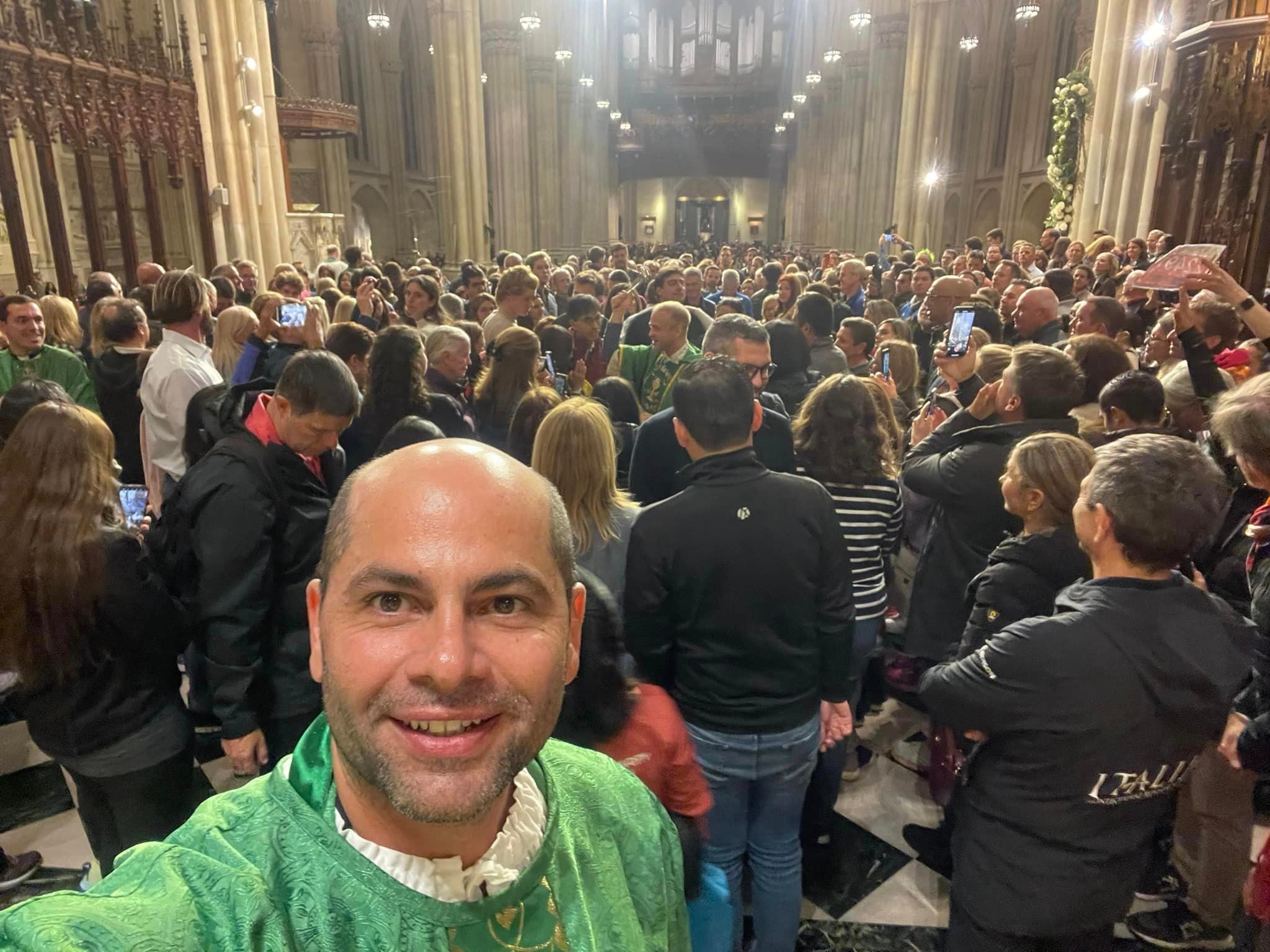 El padre Jairo Francisco Cordero Artavia, cura párroco de la parroquia de Santa Bárbara de Heredia va rezando el rosario mientras corre los 42 kilómetros y 195 metros de una maratón