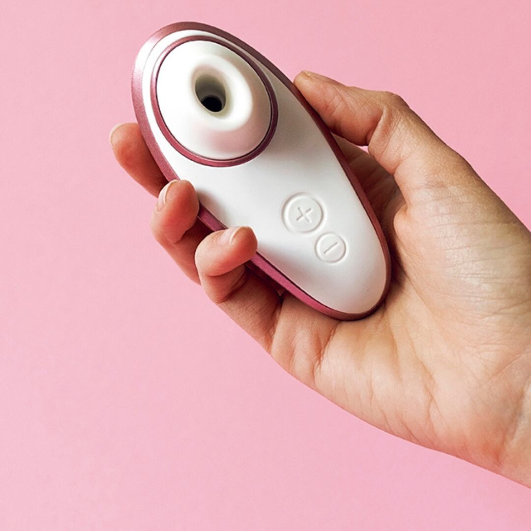 Al comprar un succionador de clítoris, considere las características adicionales, como diferentes niveles de intensidad, modos de vibración y opciones de control remoto.