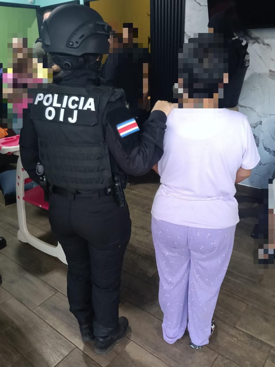 OIJ y PCD detienen a alias Gordo Julio, a su mamá y a su hermano, en Orotina, durante los operativos de este miércoles para desarticular esta banda.