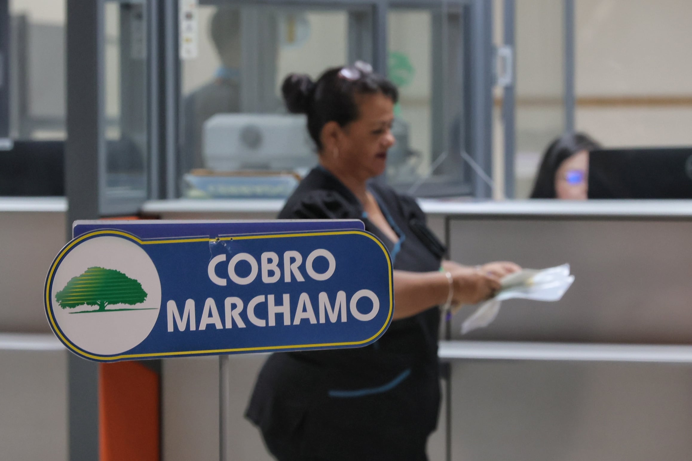 01/11/2024/ Ciudadanos inician el pago del marchamo 2025 en las oficinas del INS / Elizabeth Hernández Hernández vecina de Hatillo, hizo el pago del marchamo correspondiente de su carro y moto. dice que si vio un incremento en el pago de la motocicleta y el carro mantuvo su promedio del año pasado / foto John Durán