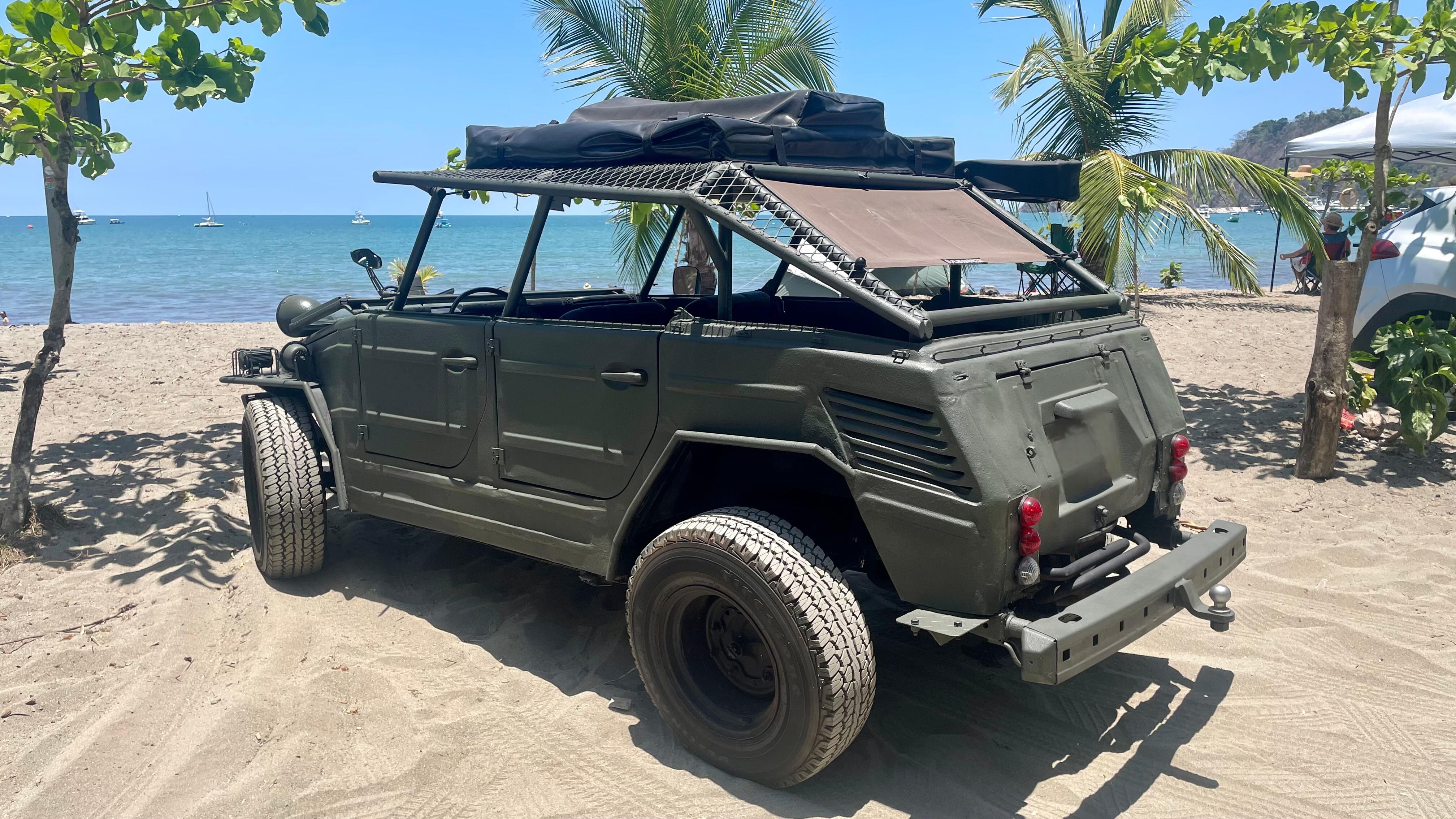 Su tracción trasera le ha permitido sacar muchos carros que se quedan pegados en la arena.