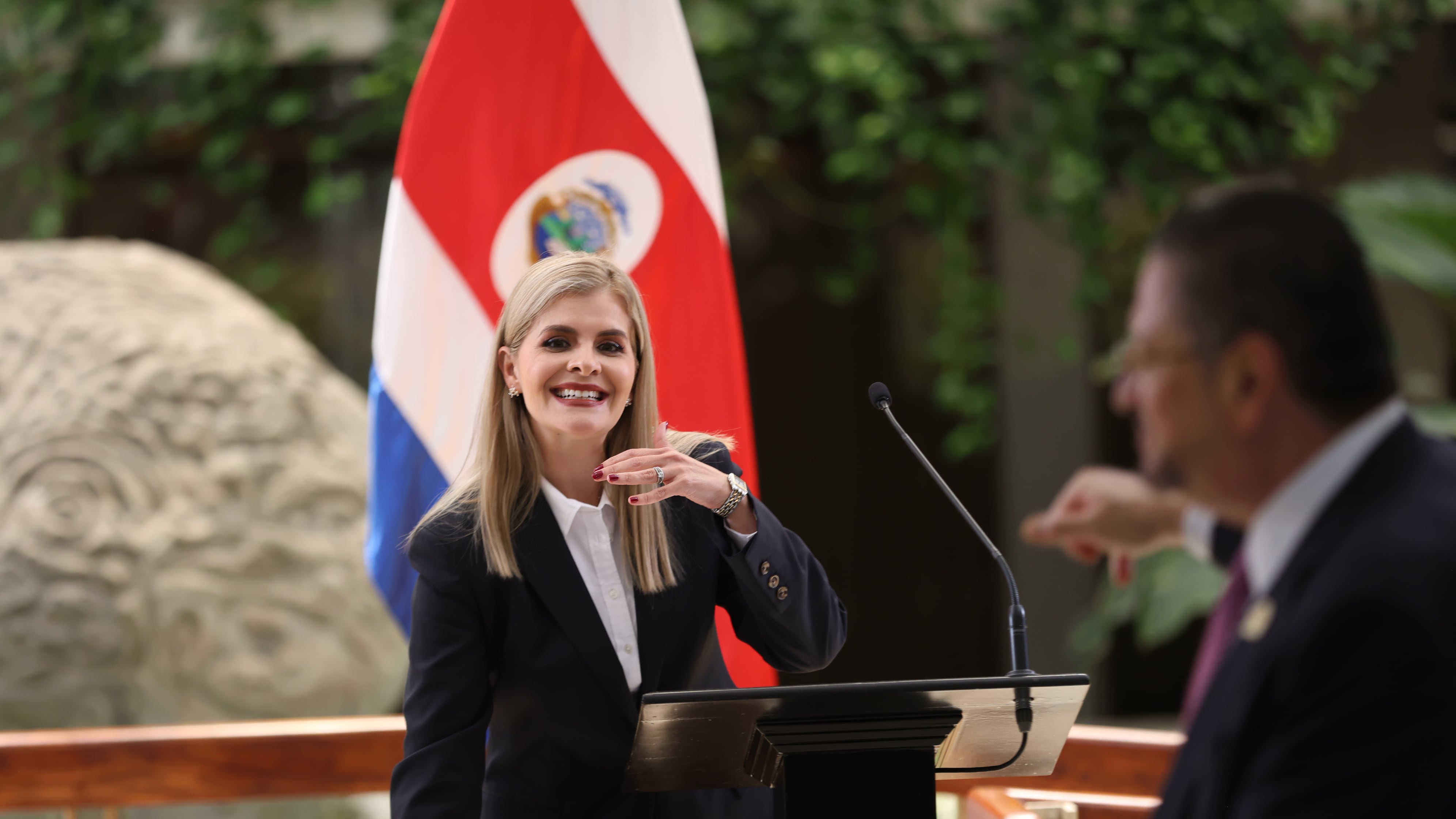 Fotos de la Sra. Presidente de la República Laura Fernández durante la rueda de prensa semanal a en Casa Presidencial / Foto John Durán