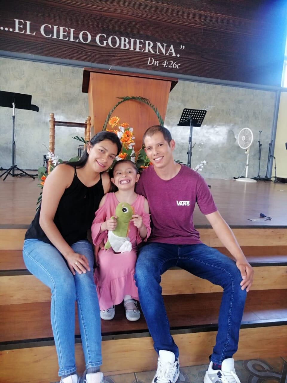 Everly Zúñiga Hernández es una naranjeñita de 7 años que ocupa de la ayuda de todos nosotros para poderse ir a hacer a Barcelona, España una difícil y muy urgente operación en su corazoncito. Ella nació el 19 de marzo del 2017 en el Hospital México. Sus papitos son doña Yesel Hernández y don Francisco Zúñiga. Es vecinita de Pueblo Nuevo de San Jerónimo de Naranjo.