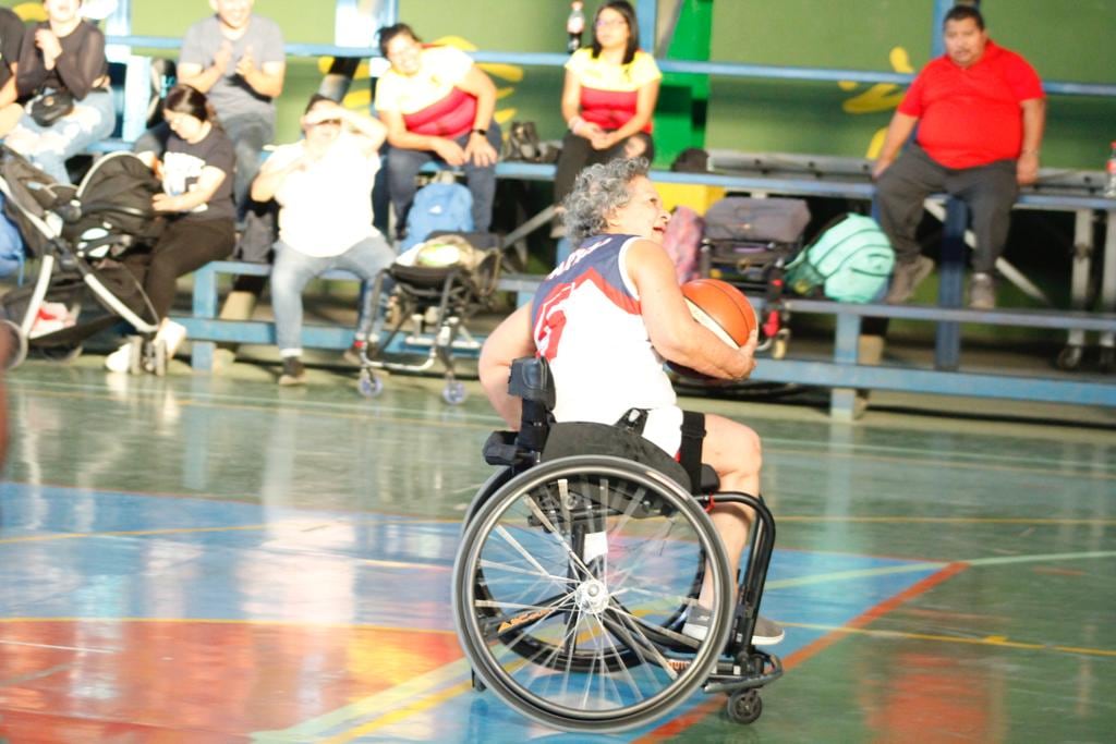 Doña Juanita Rodríguez Fonseca tiene 67 años cumplidos y bien vividos. Este 2023 está debutando como atleta en el parabaloncesto de los Juegos Paranacionales Icoder 2022-2023