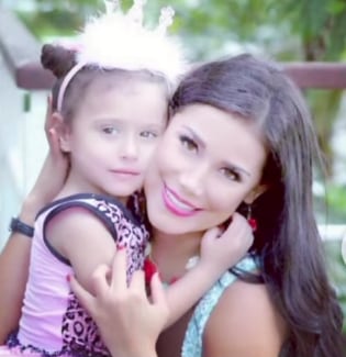 Cantante Melissa Mora y su hija Camila. Instagram