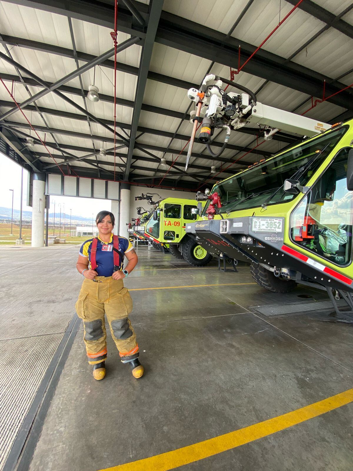 Denisse María Mora Salas es bombera en el aeropuerto Juan Santamaría