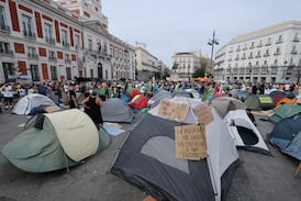 Madrid amaneció con cientos de personas acampando en la ciudad y el motivo no es para nada bonito