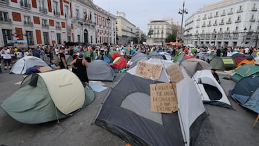 Madrid amaneció con cientos de personas acampando en la ciudad y el motivo no es para nada bonito