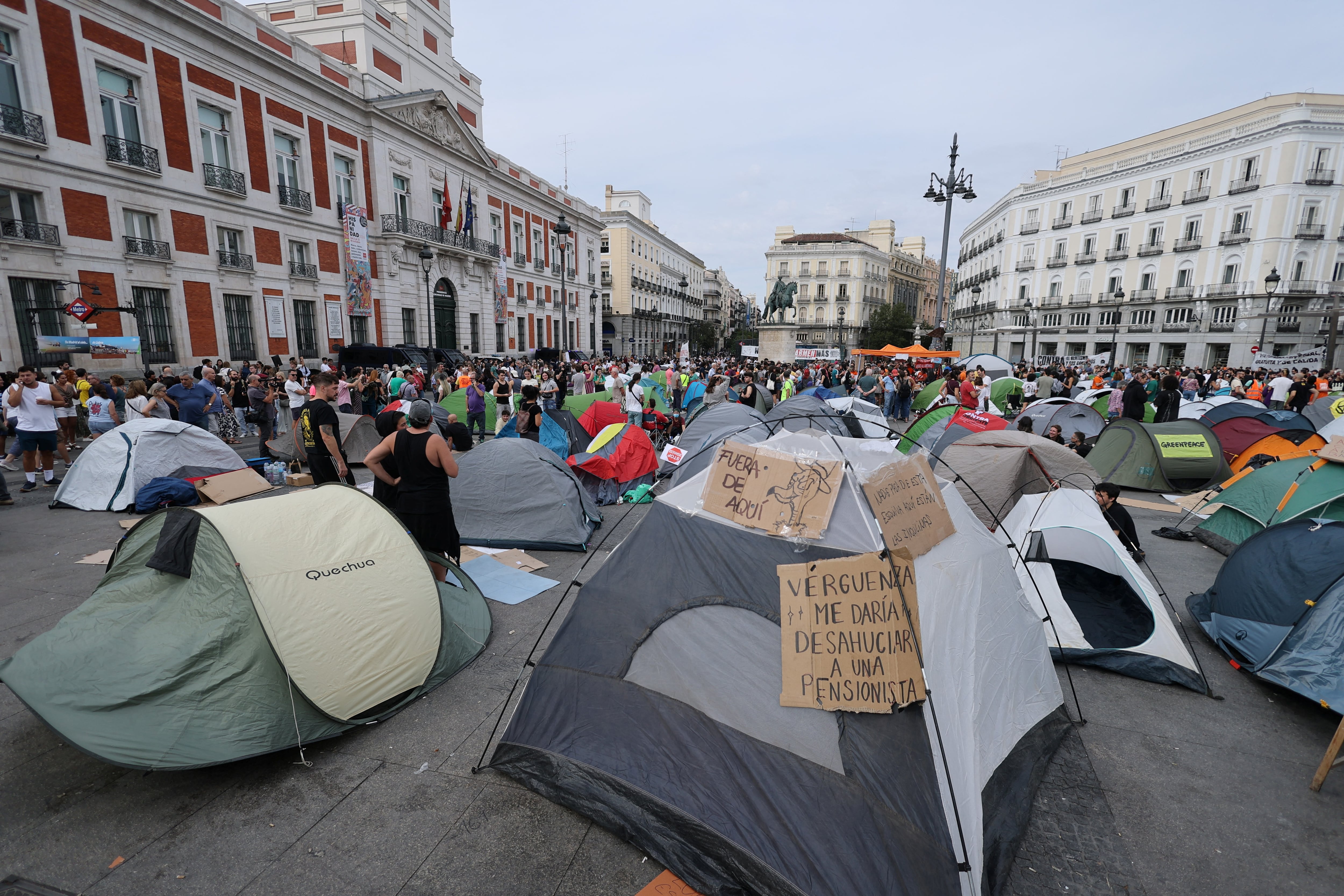 Las personas literal tiraron las tiendas de campaña en la Puerta del Sol, en Madrid.