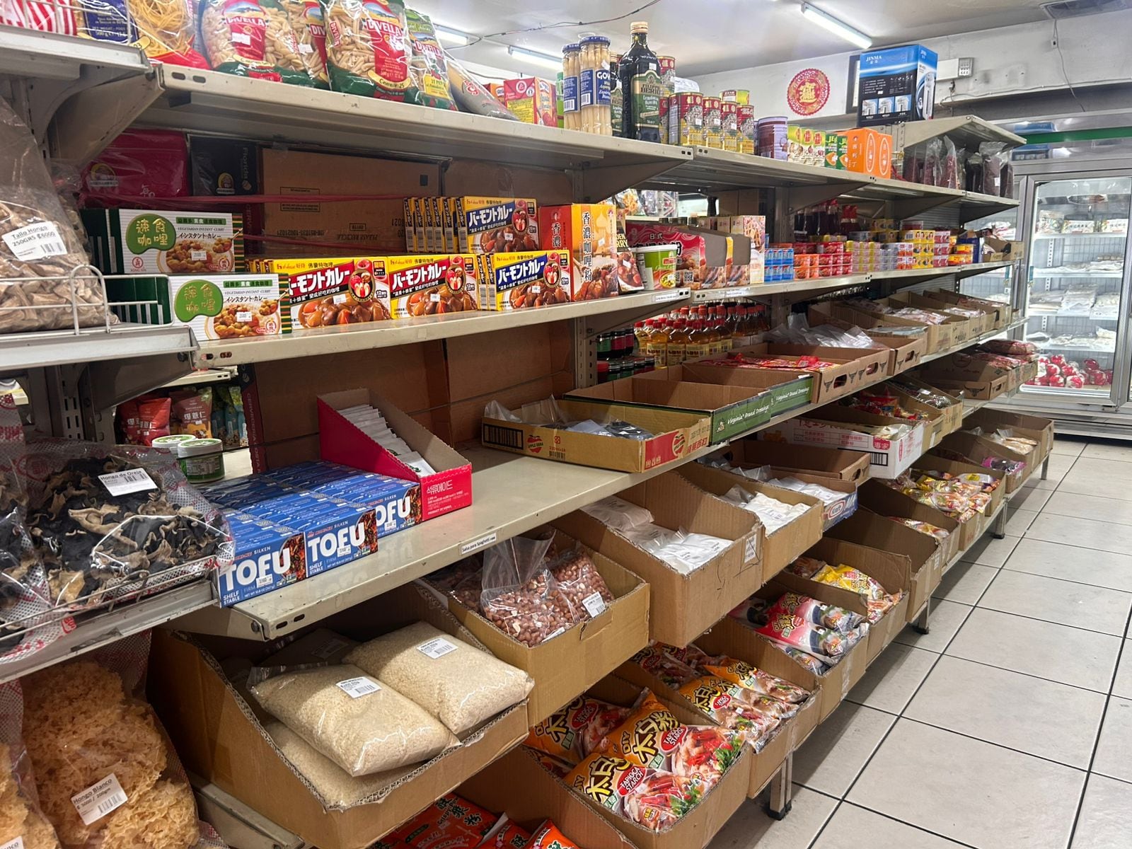 El Ministerio de Salud clausuró un famoso supermercado asiático en San José tras encontrar irregularidades en los productos.