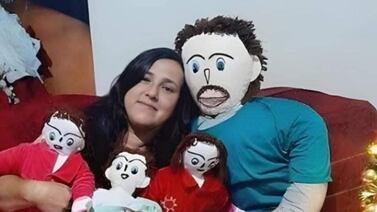 Mujer que está ‘casada’ con un muñeco de trapo ahora dice que este le fue infiel