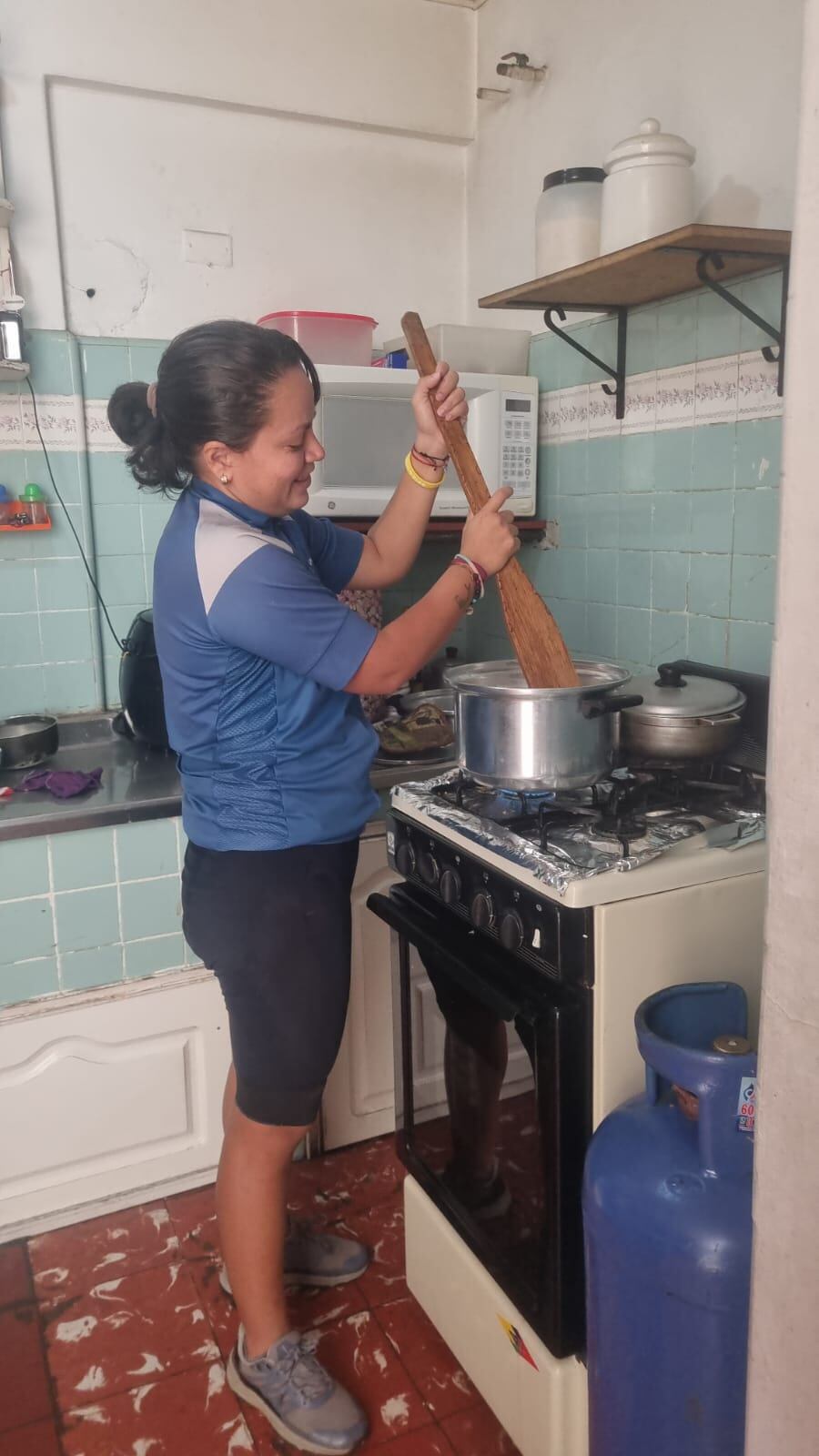 Melissa Cambronero y Carolina Rosales, de 33 y 34 años respectivamente, son dos guapileñas que, junto a su perrita Chiky, viajan en bicicleta de Guápiles a la Patagonia, salieron en agosto del 2024