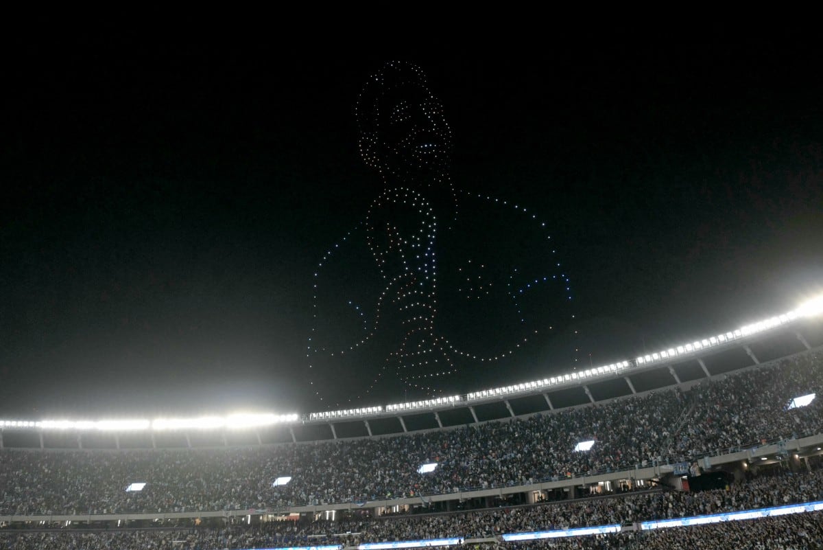 En medio del show de drones, la imagen de Lionel Messi levantando la Copa del Mundo se proyectó en el cielo.