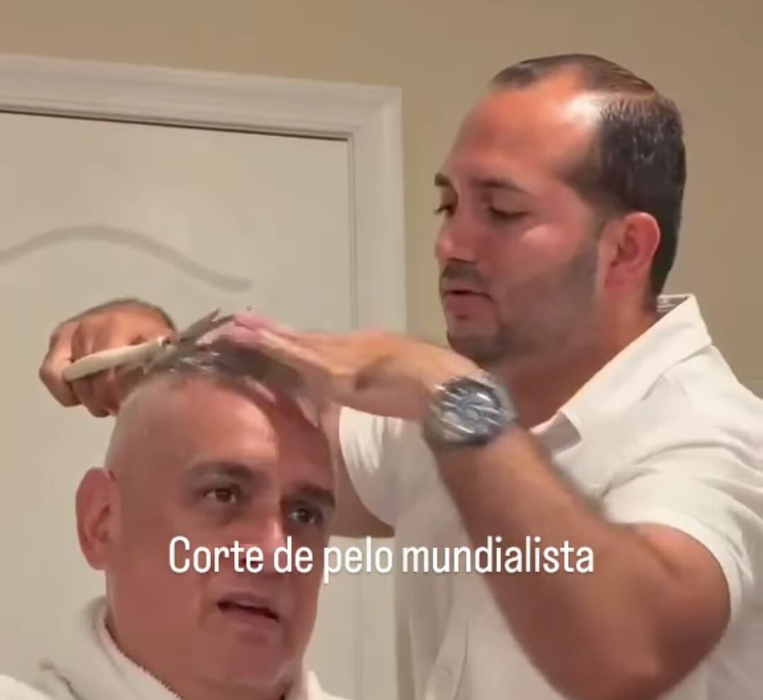 Porras mostró su habilidad de peluquero con Cordero