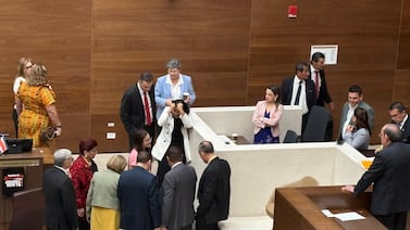 (Video) Diputada sufre fuerte caída en el plenario legislativo y es sacada en silla de ruedas