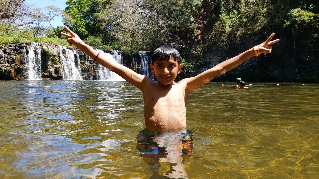 Tómás Enrique Tevelán CAlel y su mamá Lucía Tevelán, disfrutan de Costa Rica