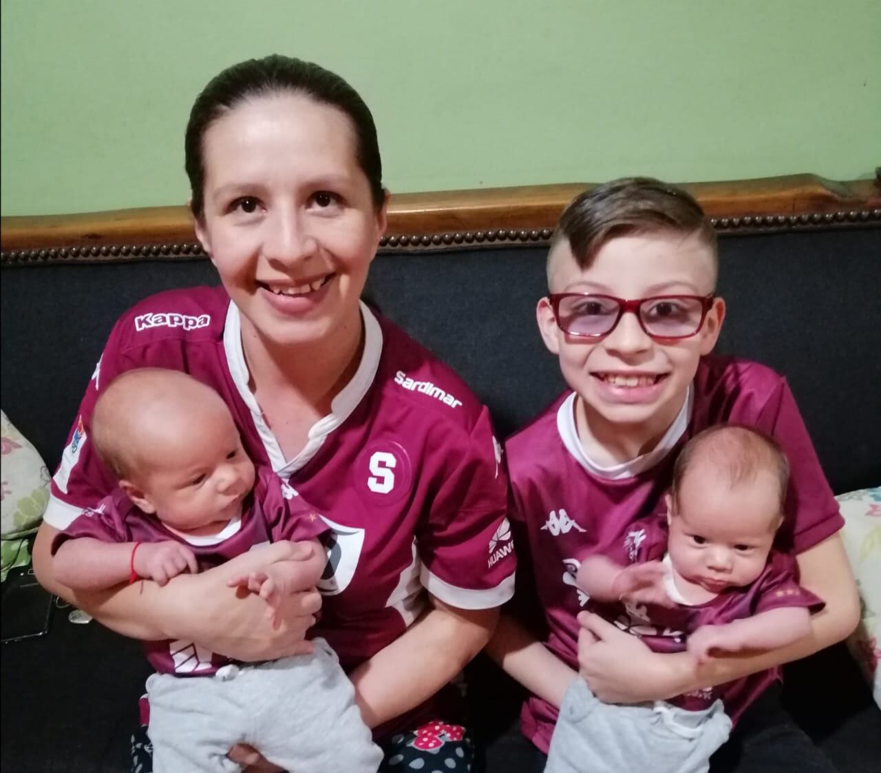 Yensi Aguilar con Alessandro, Gonzalo y Santiago sus hijos. Familia morada