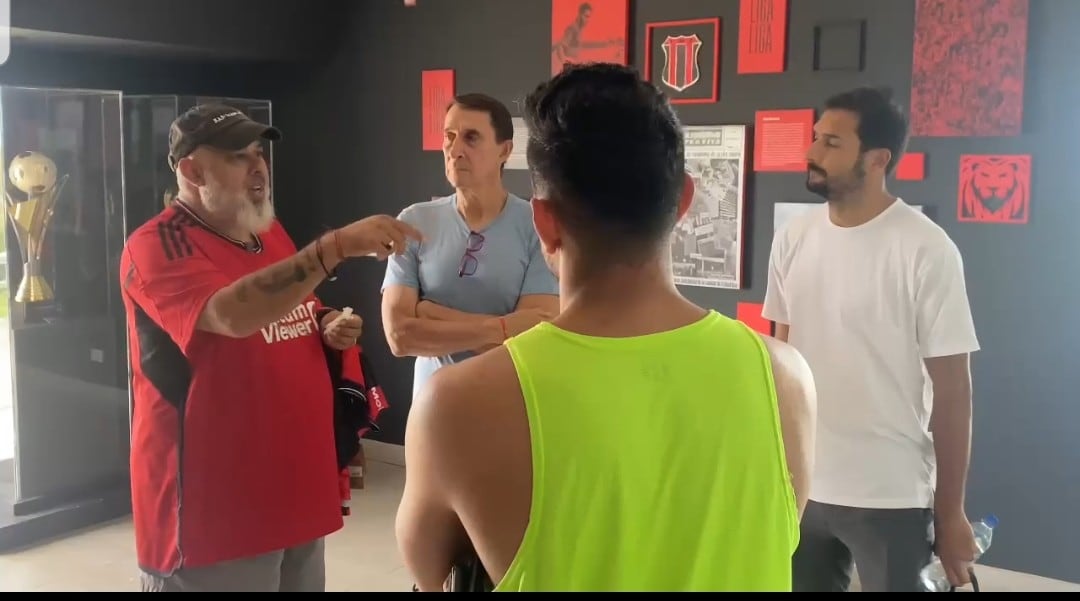 Christian Castro conversa en el Centro de Alto Rendimiento (CAR) con Alexandre Guimaraes, Celso Borges y Leonel Moreira. Con la camisa de Liga Deportiva Alajuelense en mano les contó la historia de terror que vivió en Guatemala.