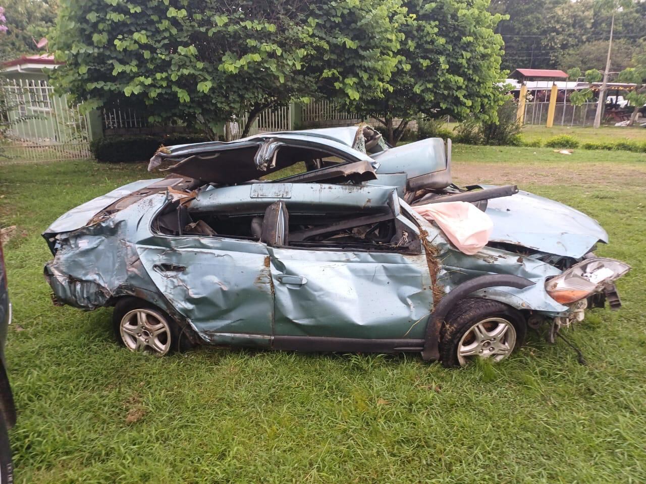 Un falso adelantamiento provocó la trágica muerte de una mujer de apellido Salazar, de 38 años, en barrio Tecal, sobre la Interamericana sur en Palmar Sur de Osa. Foto: Cortesía para LT